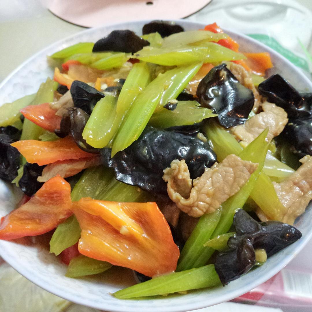 芹菜木耳炒肉丝