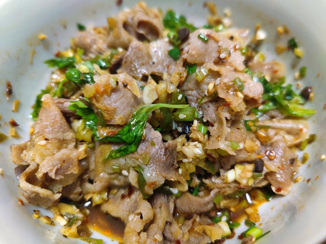 好吃到转圈圈～酸辣过瘾超下饭的香菜拌肥牛