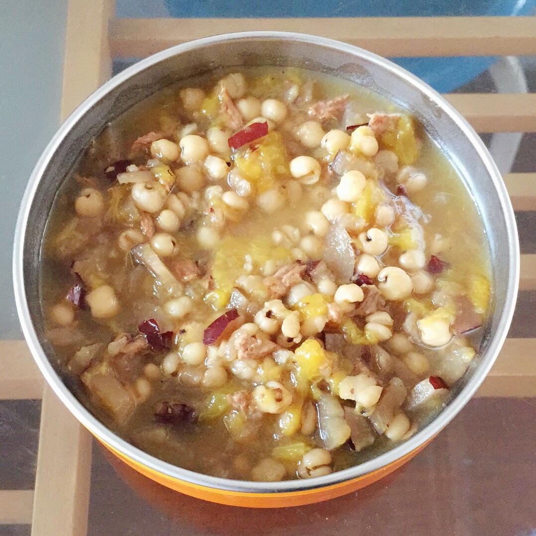 黄桃红枣薏米瘦肉汤，清甜可口，润肺祛湿促消化，全家都适合来一碗哦~