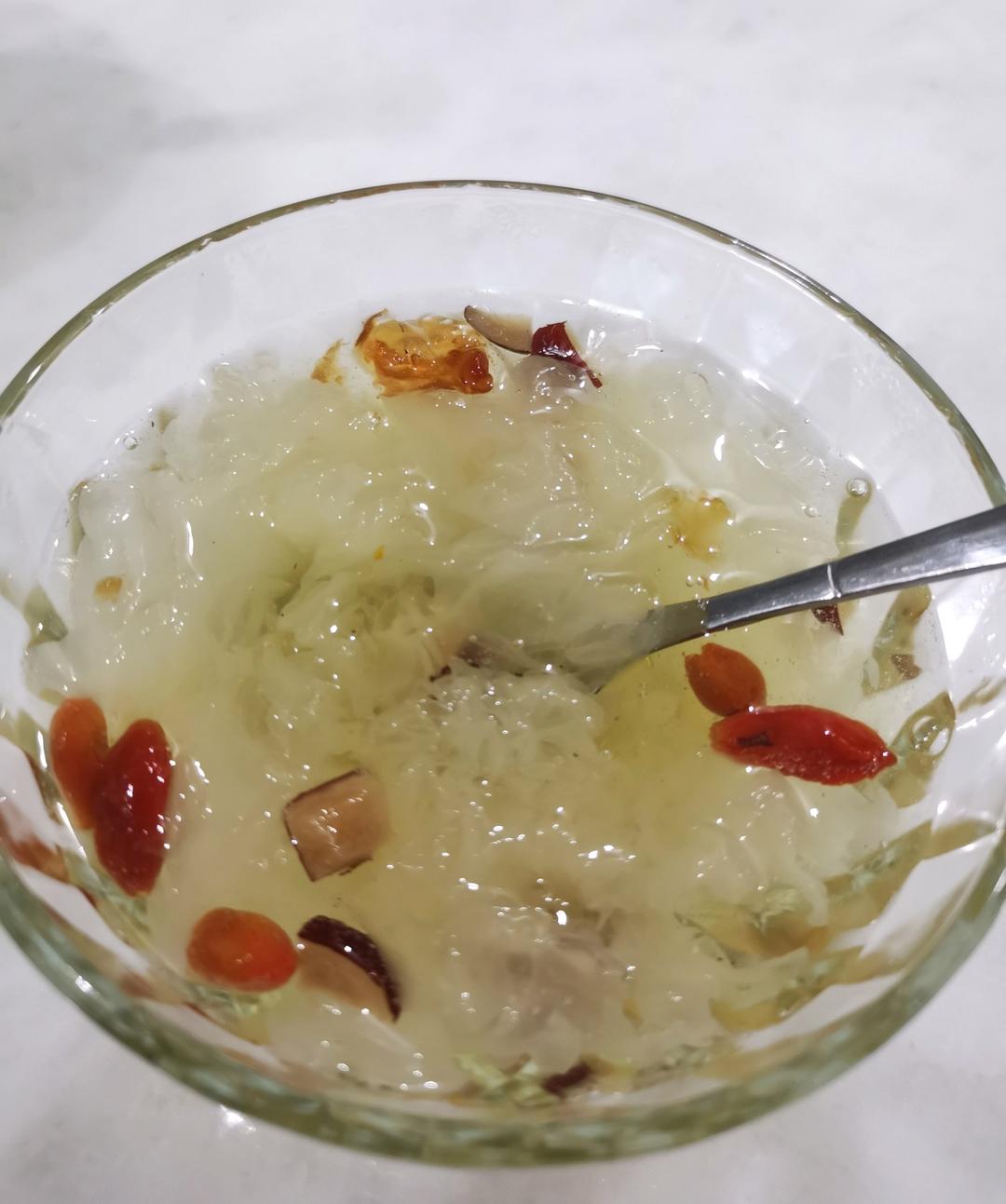 桃胶皂角米炖银耳