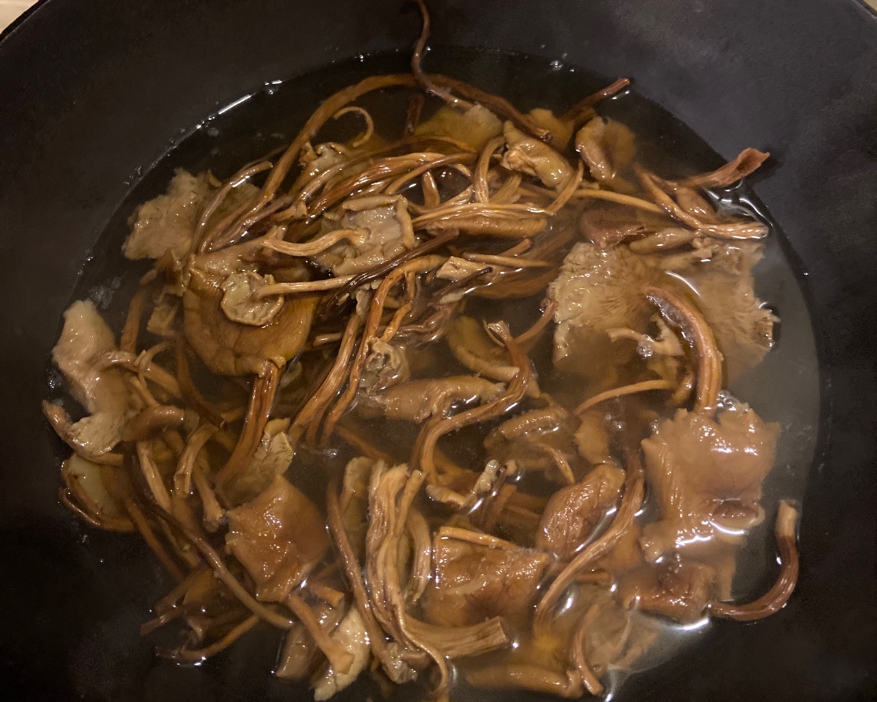 辣炒茶树菇五花肉的做法 步骤2