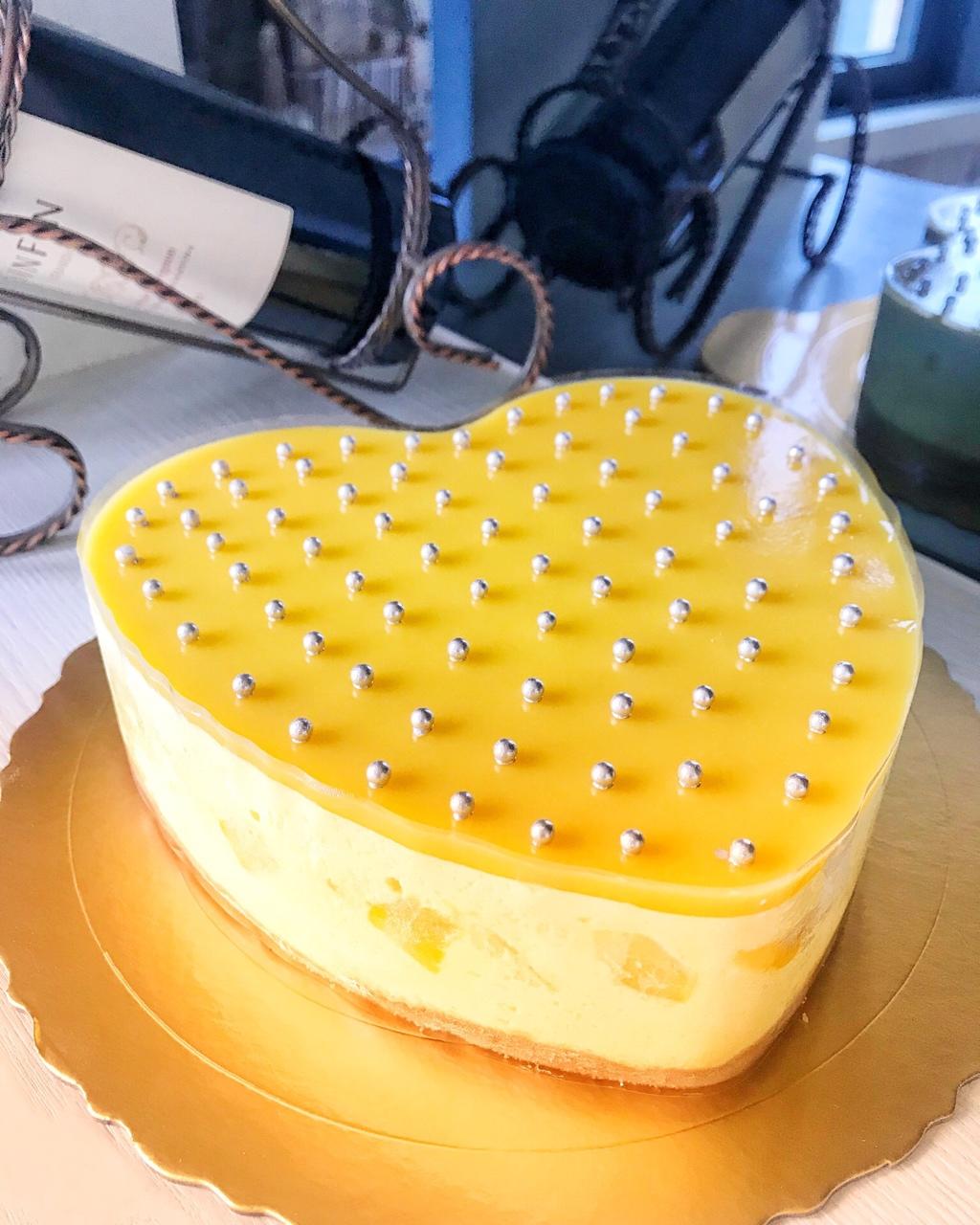 燕尾蝶52做的8寸芒果慕斯镜面蛋糕