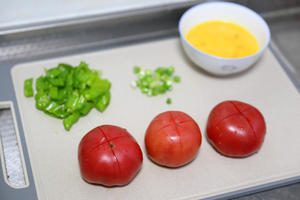 宅男家常菜：西红柿青椒炒蛋的做法 步骤2