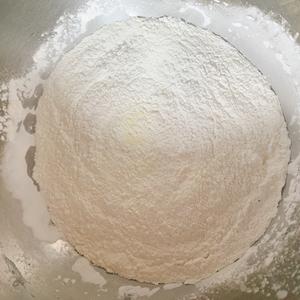 零失败甜品-奶香红糖坚果糯米卷的做法 步骤4