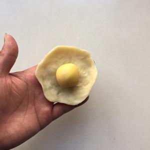 蛋黄酥：抹茶酥：（奶黄味）的做法 步骤25