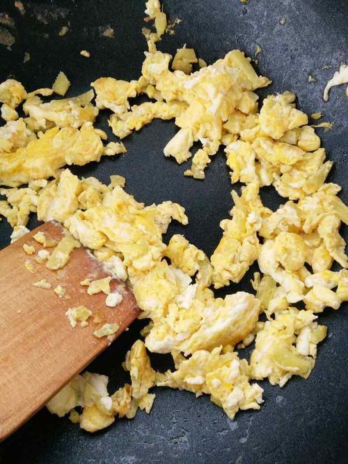 【快手菜】是你爱吃的杏鲍菇炒蛋的做法 步骤3