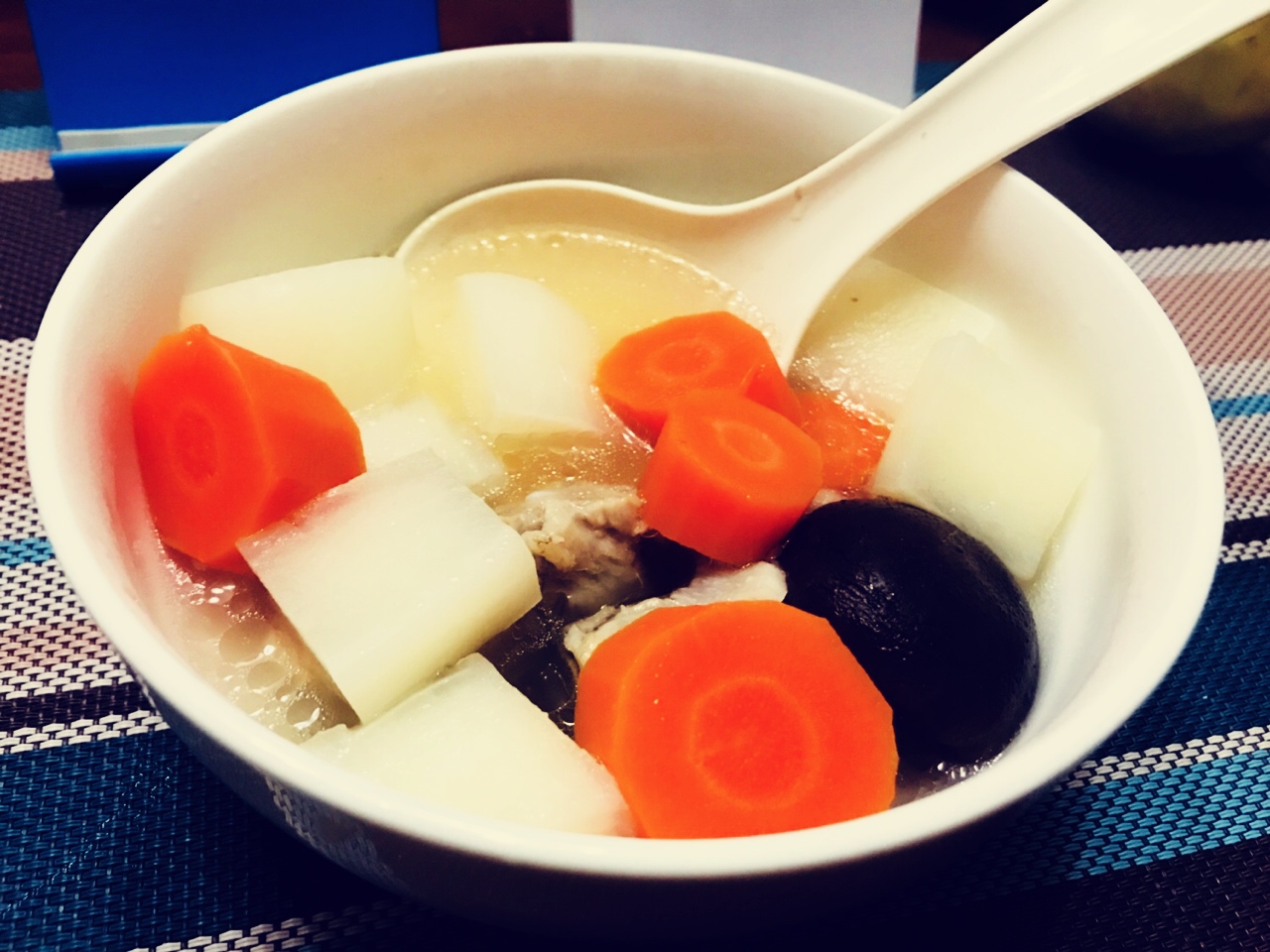 清甜胡萝卜玉米排骨汤