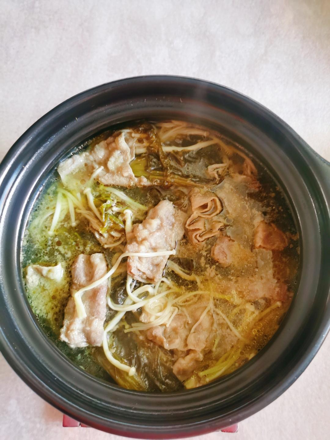 金针酸菜肥牛煲