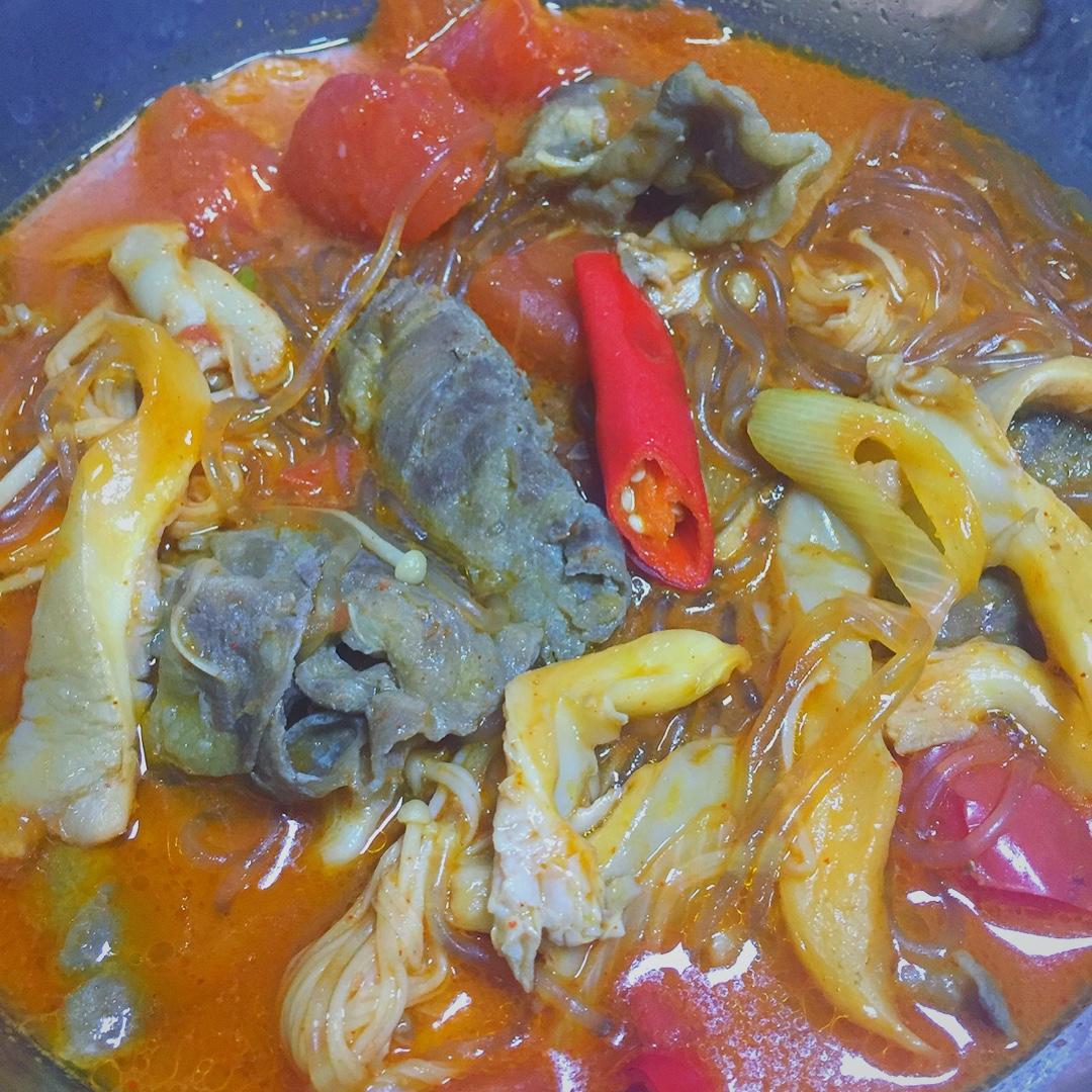 肥牛蘑菇砂锅 Beef & Mushroom Hotpot