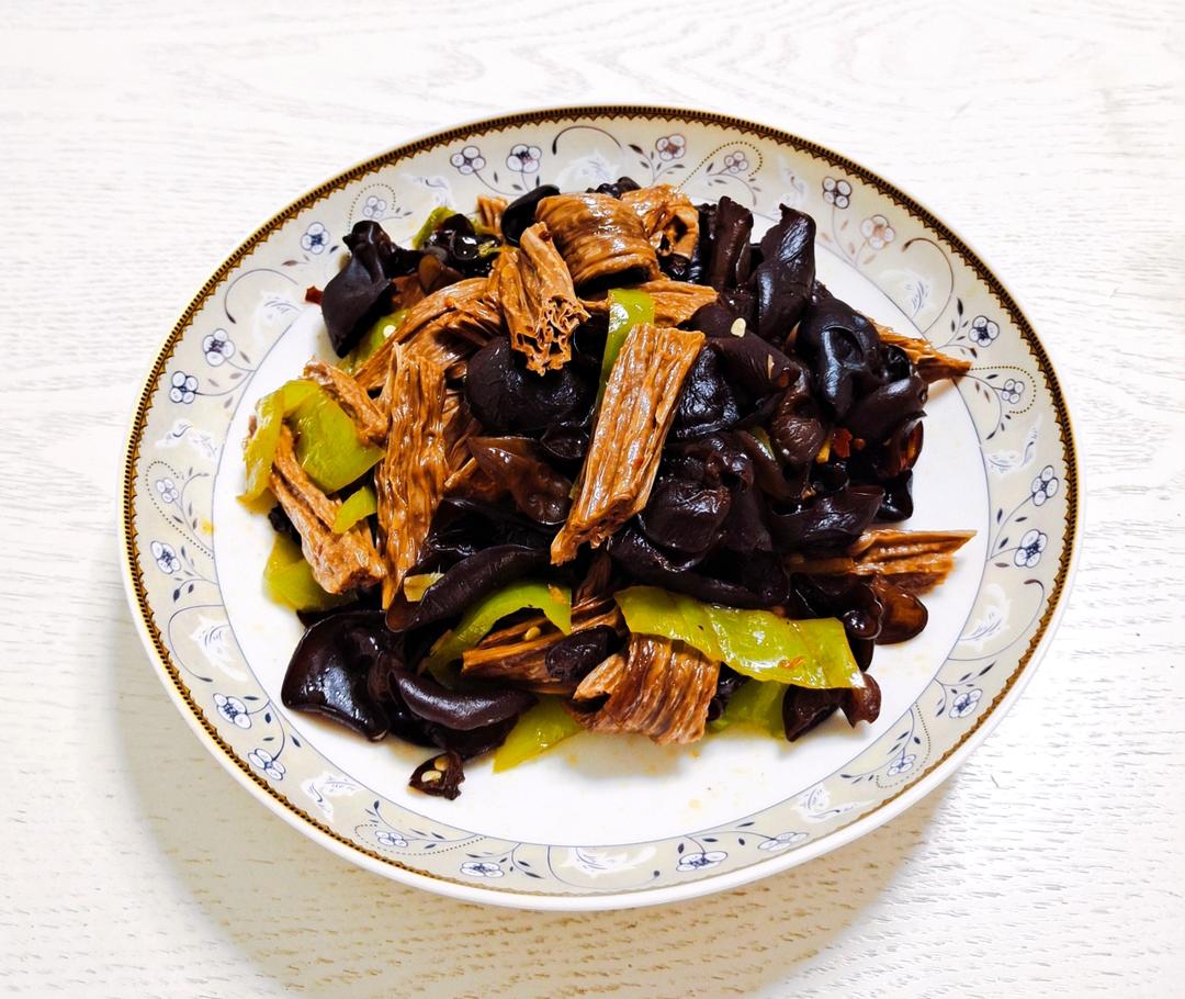 腐竹木耳炒肉片