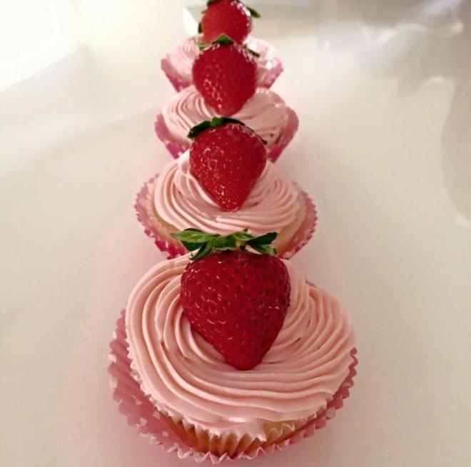 奶油奶酪草莓杯子小蛋糕 | cream cheese strawberry cupcake的做法