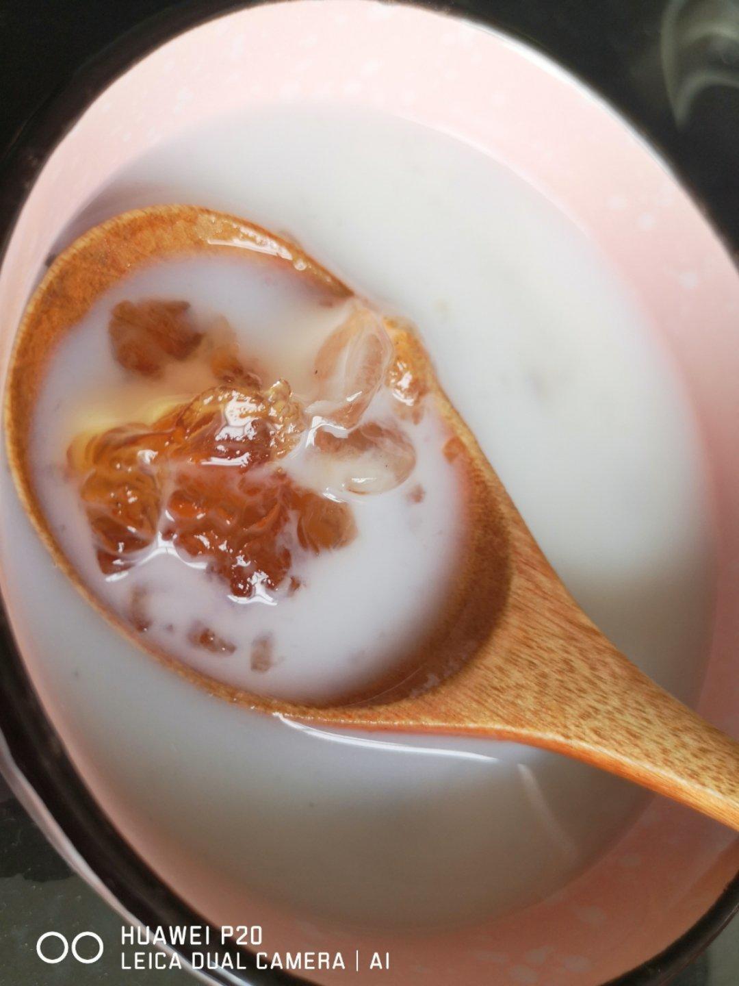 桃胶皂角米牛奶炖雪燕