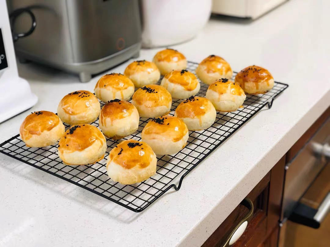 酥到掉渣的美味蛋黄酥