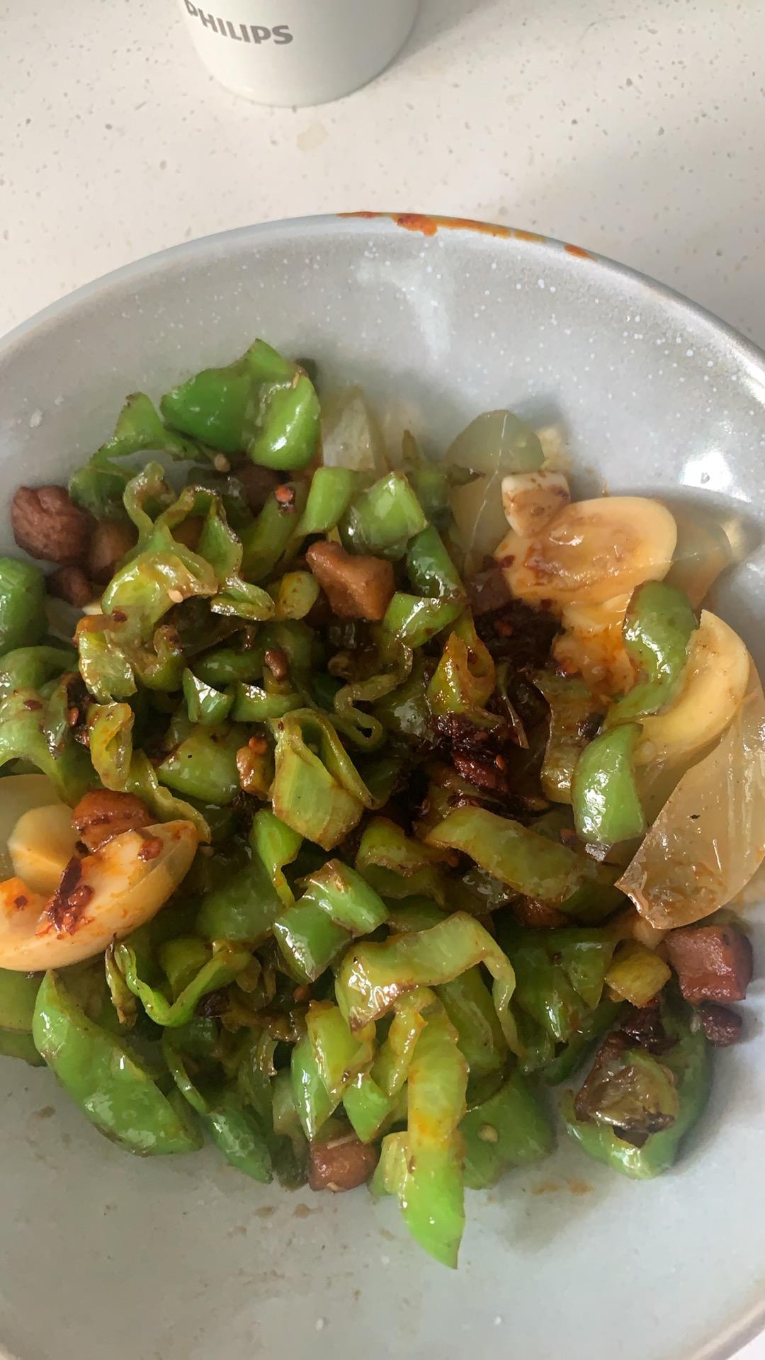 超简单吃不够的青椒皮蛋