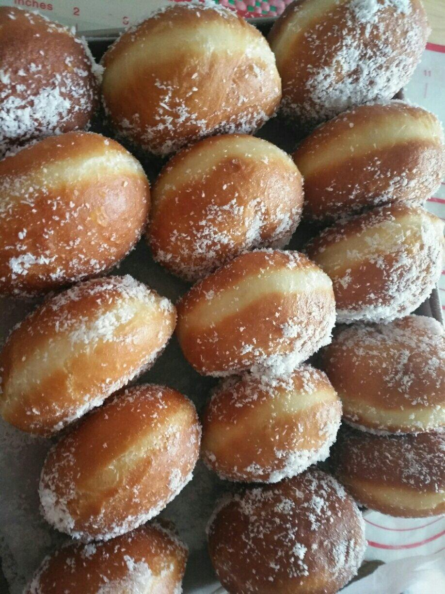 好吃到哭泣的甜甜圈VANILLA CREAM-FILLED DOUGHNUTS