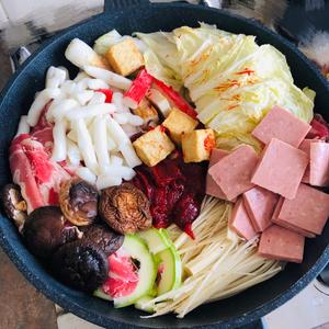 简单又好吃的韩式料理「部队锅」的做法 步骤2