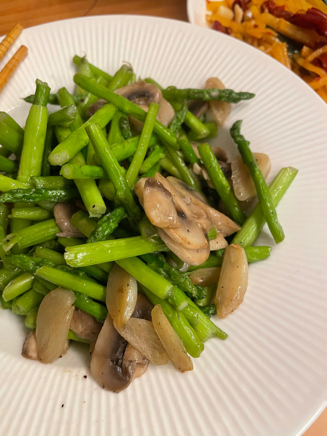 芦笋炒口蘑，口蘑鲜美，芦笋脆嫩。一学就会营养家常菜[味好美香辛时今菜]