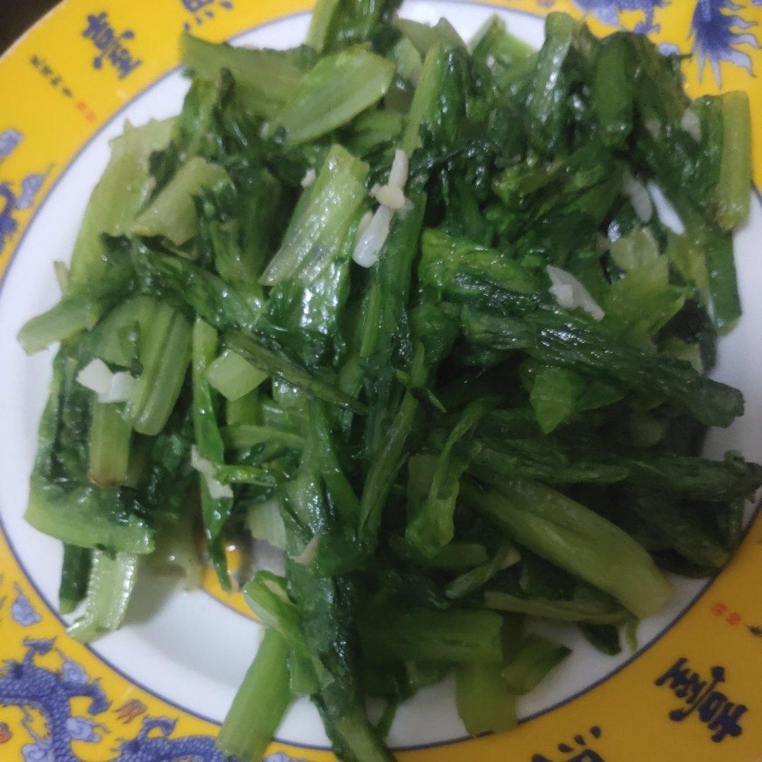 〈清炒油麦菜〉，偶尔吃点素😃。欣小厨 😉