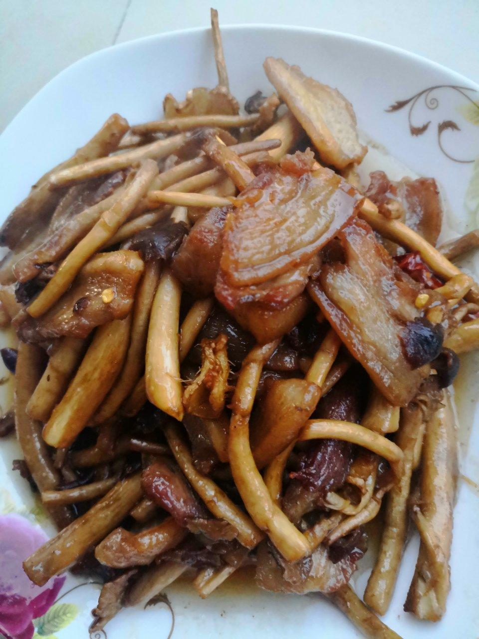 五花肉干锅茶树菇