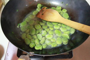 【吃下一整个春天】葱油蚕豆的做法 步骤9