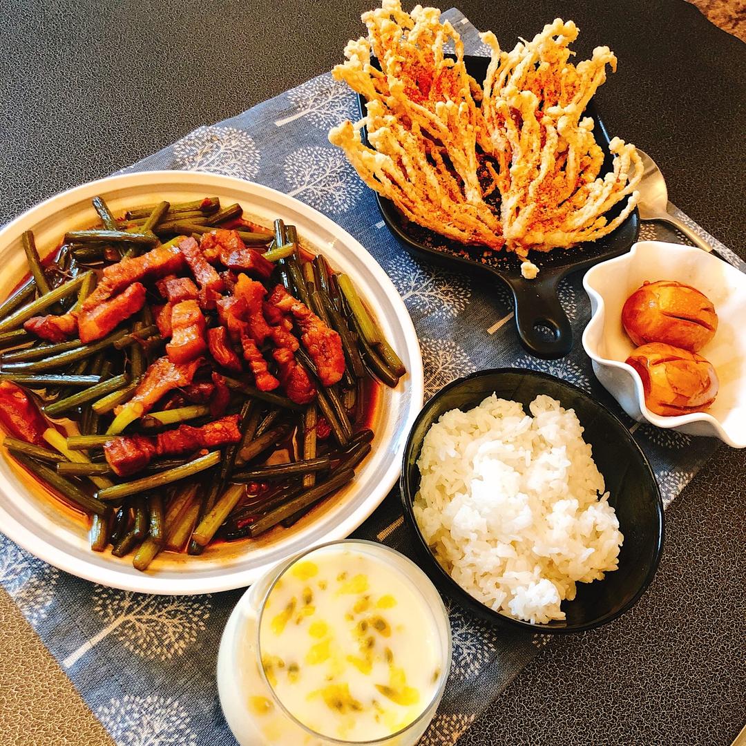 红烧肉焖蒜薹