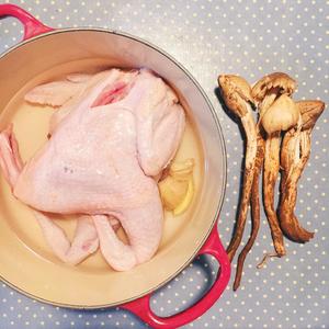 夏日一口鲜－鸡枞煲鸡汤的做法 步骤1