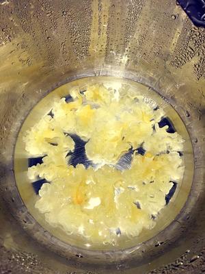 银耳桃胶皂角米炖燕窝的做法 步骤3
