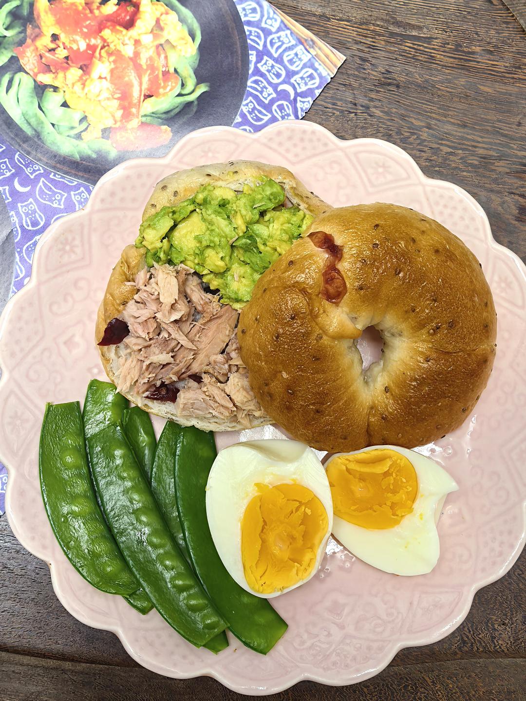 吃真的食物：金枪鱼鸡蛋牛油果杂粮贝果三明治