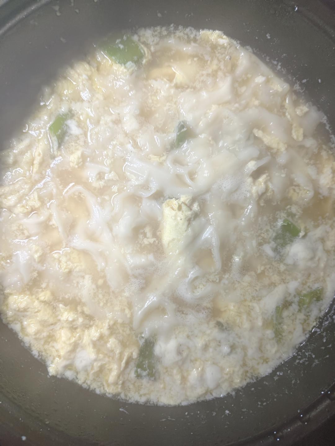 卖相不好但是超级鲜香的青椒鸡蛋汤面！
