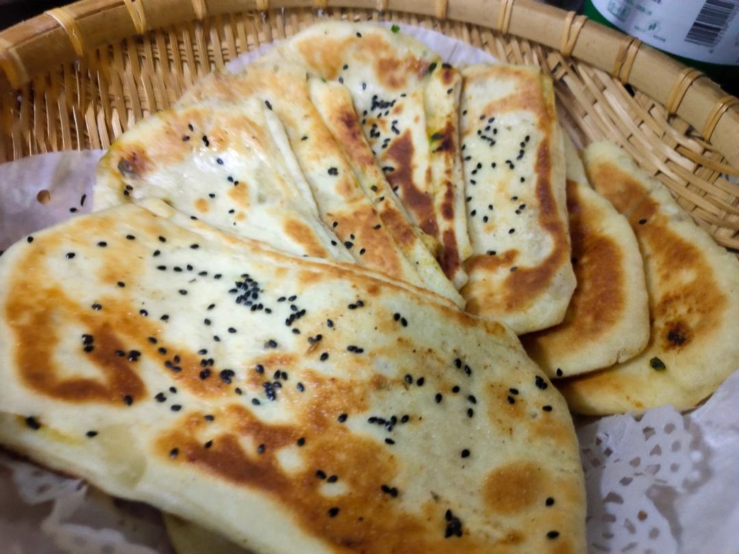 五香葱花饼    葱香四溢   咸香适口   太有食欲了 附细节视频