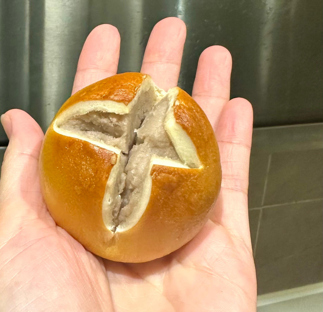 芋泥奶酪碱水面包