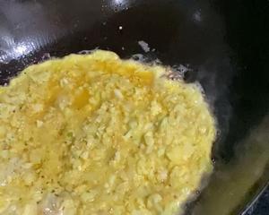 花菜炒鸡蛋的做法 步骤3