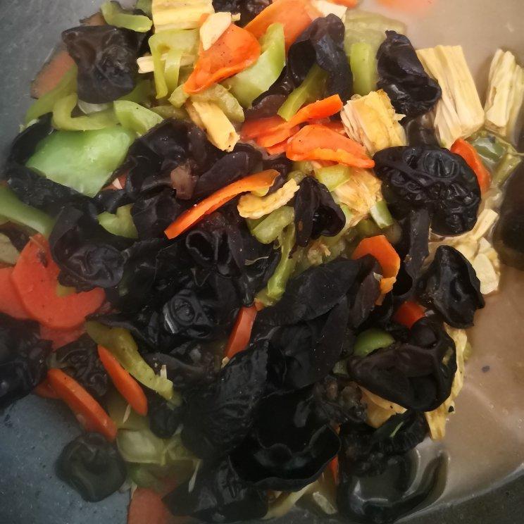 肉炒腐竹木耳胡萝卜