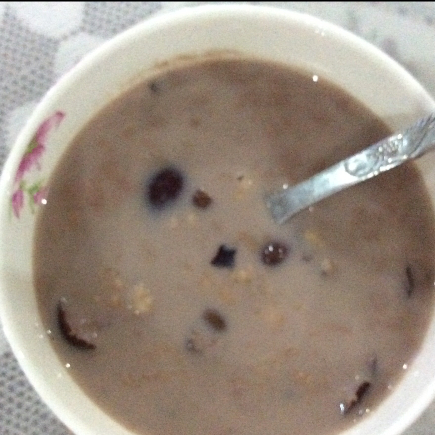 红枣红豆薏仁牛奶粥
