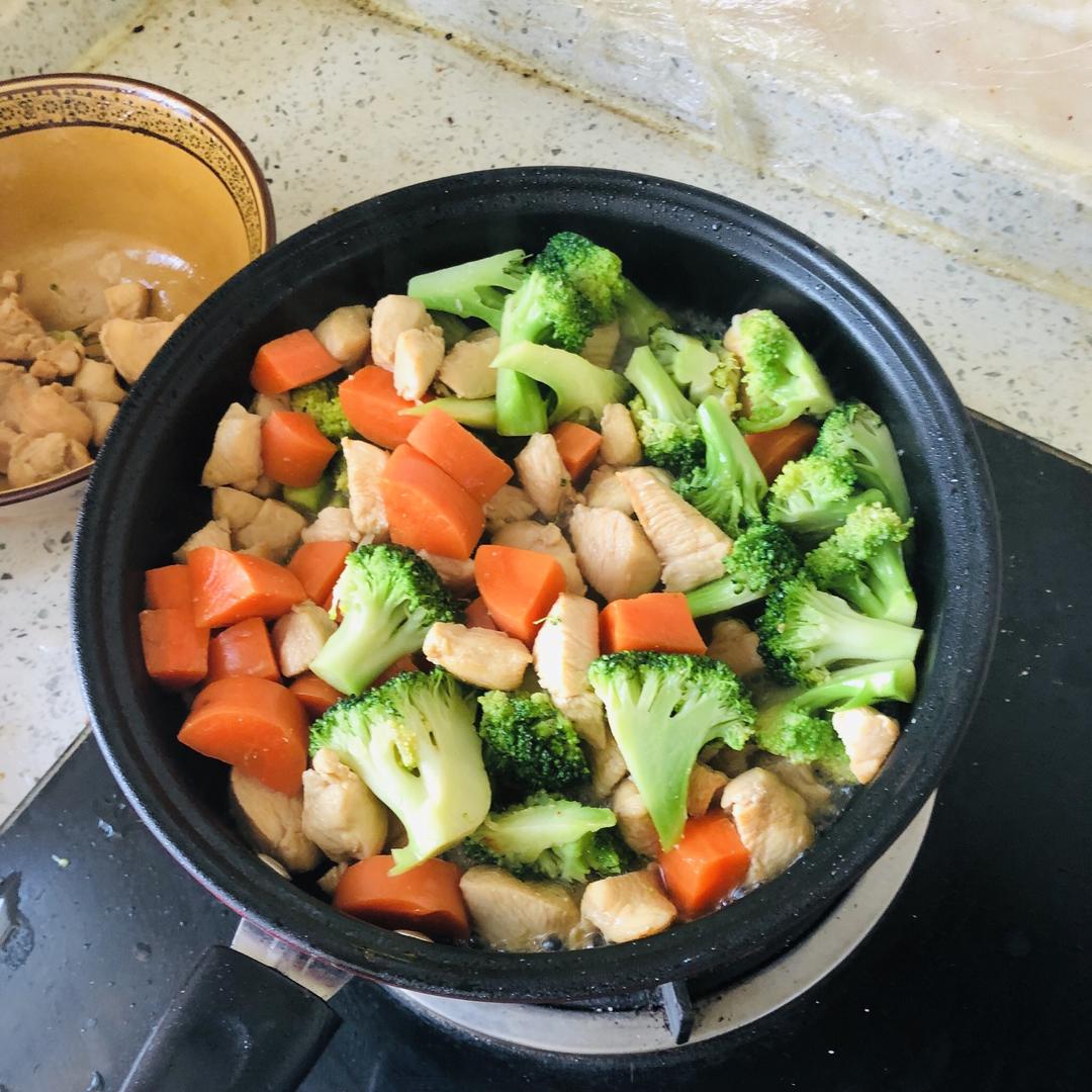 减脂餐鸡胸肉西兰花胡萝卜的做法