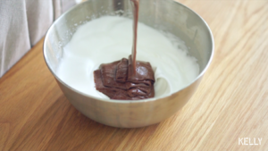 双重巧克力浓郁卷/香香香香···香喷喷的巧克力卷~/烘焙视频蛋糕篇10「中卷」的做法 步骤25