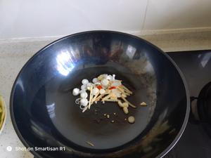 肉炒西葫芦和小虾米的做法 步骤5