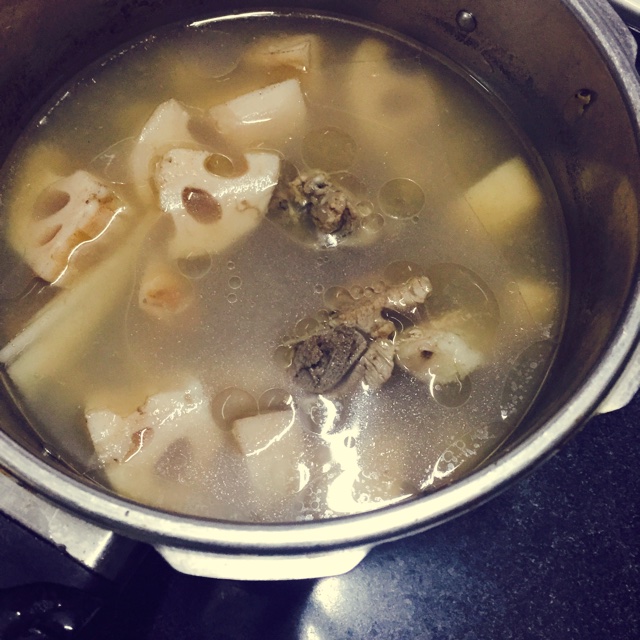 排骨花生莲藕汤