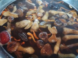 豪华版鱿鱼炖土鸡汤的做法 步骤4