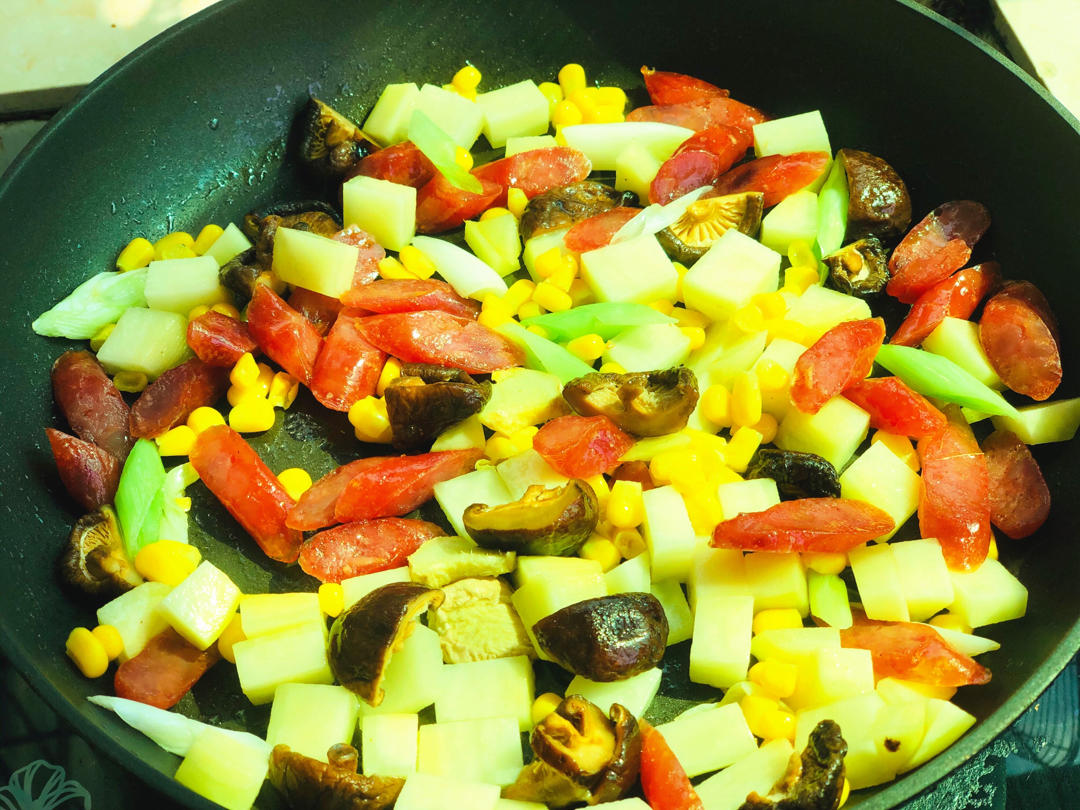 香菇腊肠土豆焖饭