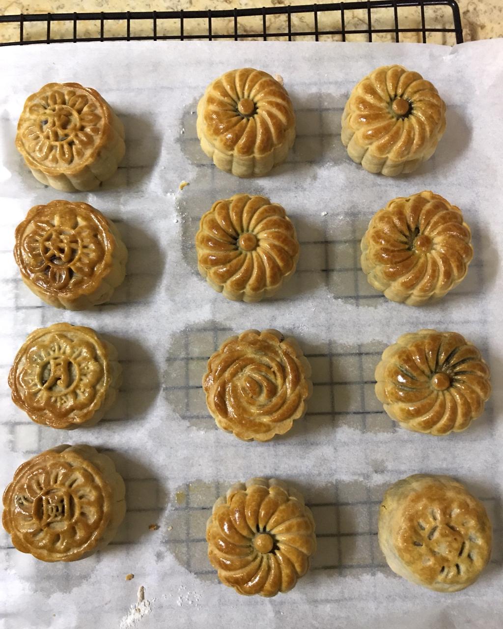 广式蛋黄莲蓉月饼
