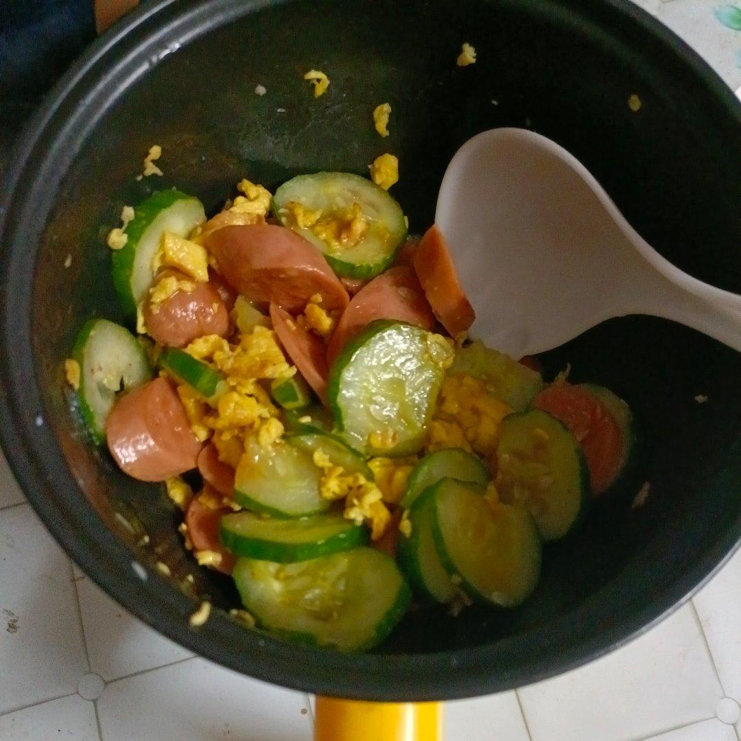 五分钟下饭菜黄瓜火腿炒鸡蛋
