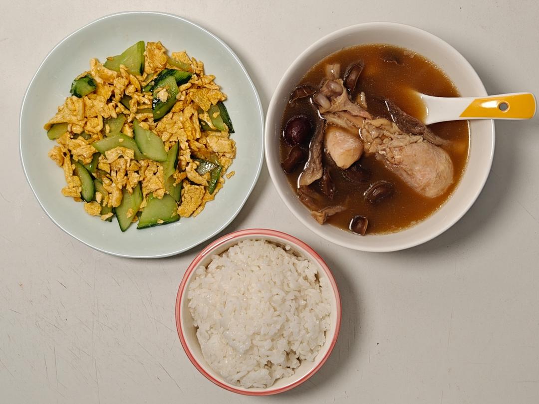 红枣鹿茸菇炖鸡汤