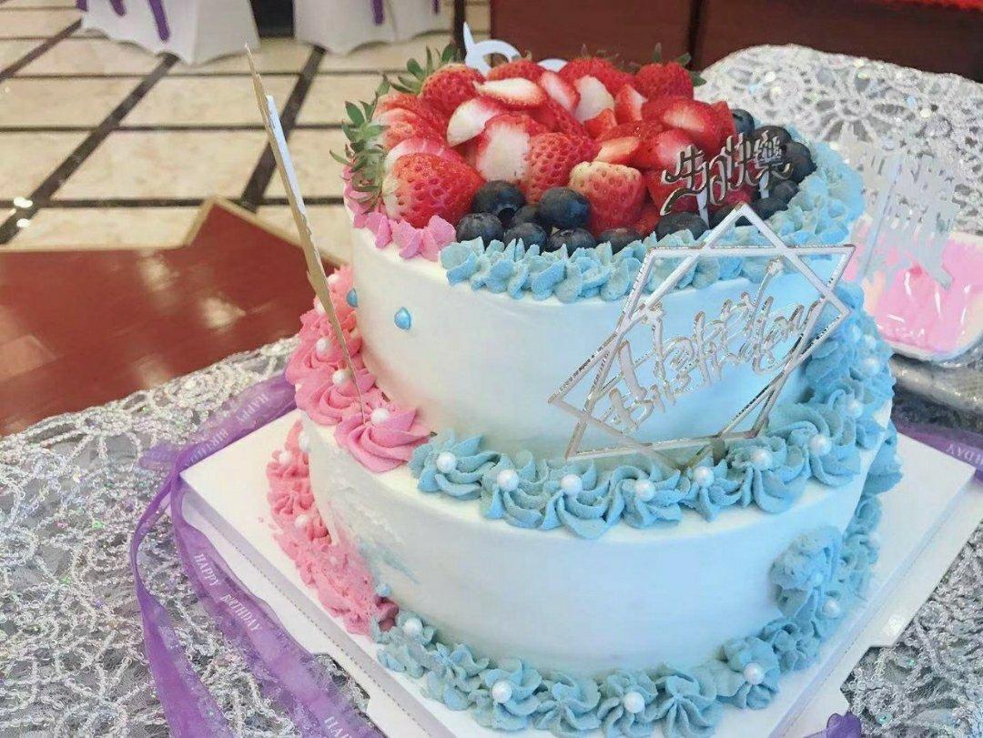双层生日蛋糕