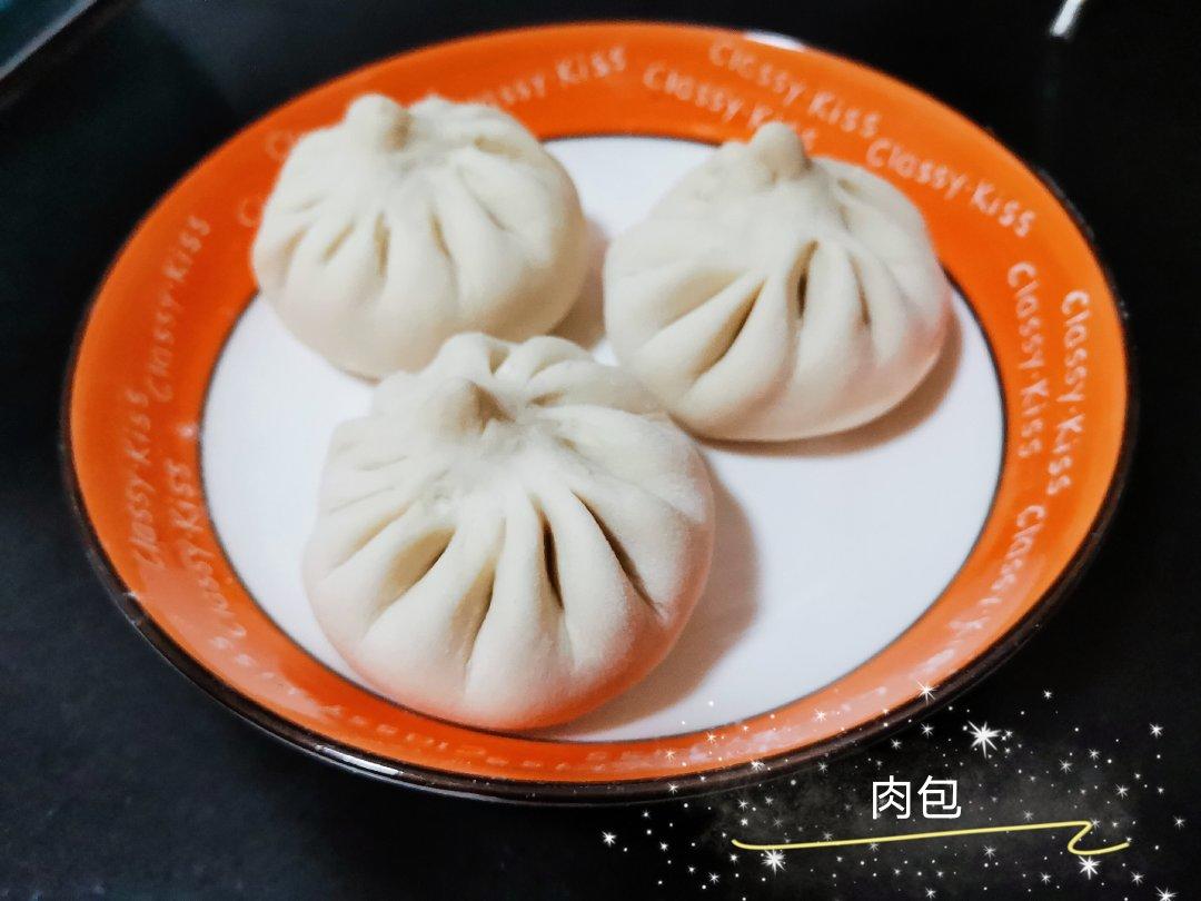 松软多汁的肉包子