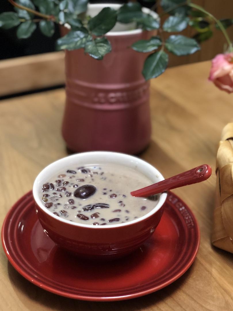 红枣红豆薏仁牛奶粥