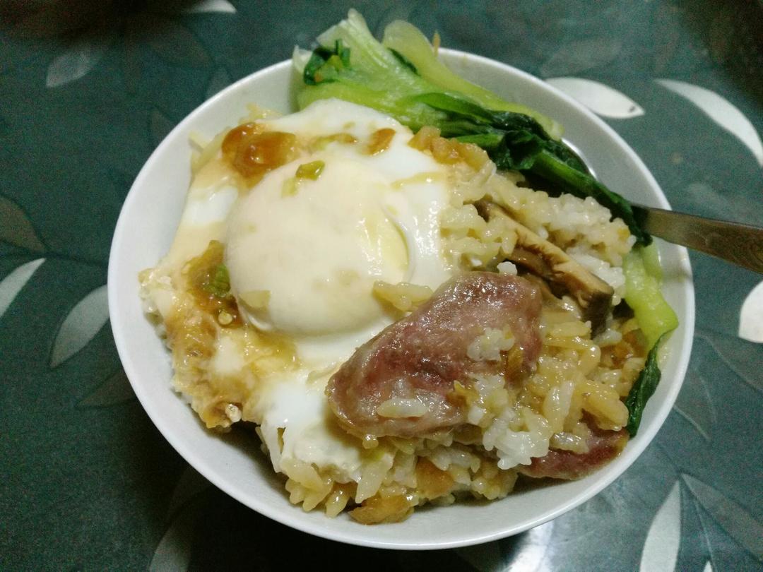 广式腊味煲仔饭
