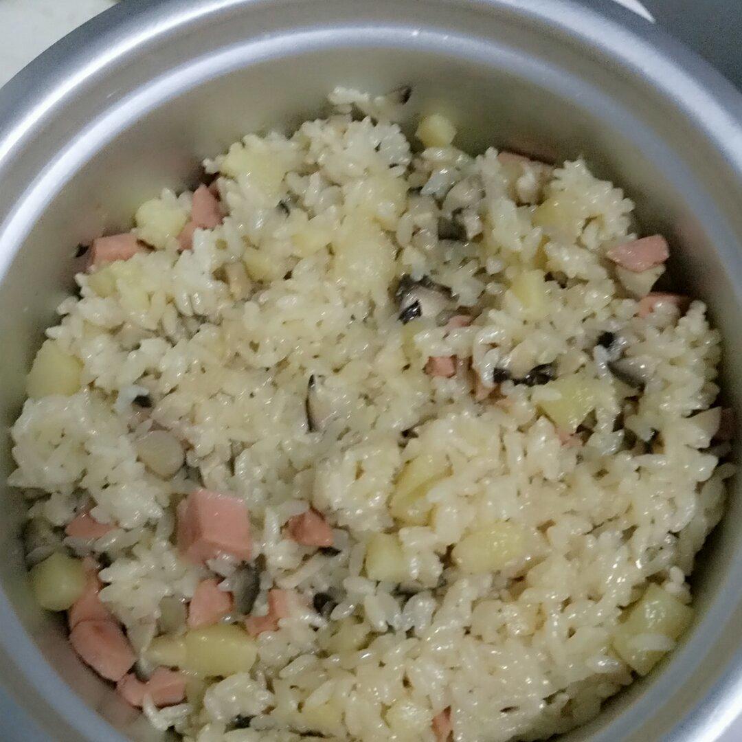 电饭锅香菇香肠饭(●´∀｀●)