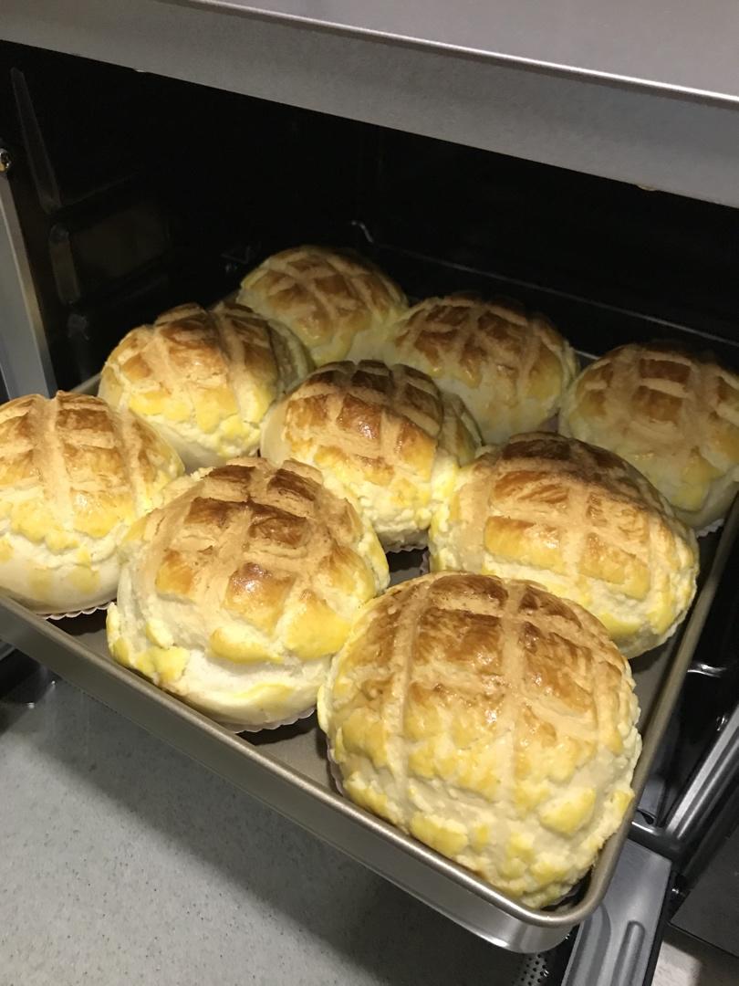 好吃到炸裂的港式菠萝包（附带制作酥皮的小视频）