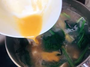 无油减脂蔬菜汤(西红柿鸡蛋菠菜豆腐白玉菇)的做法 步骤16